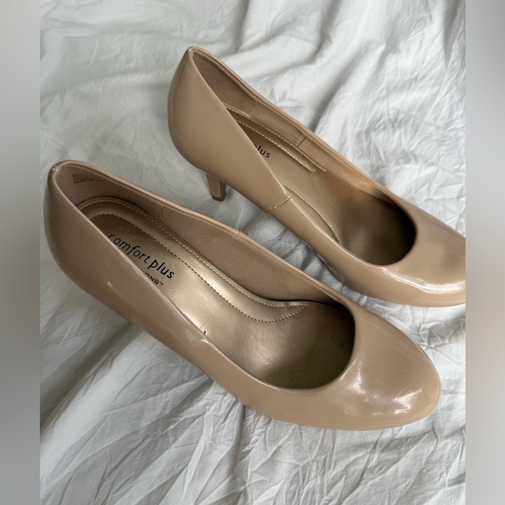 Women's Tan Heels